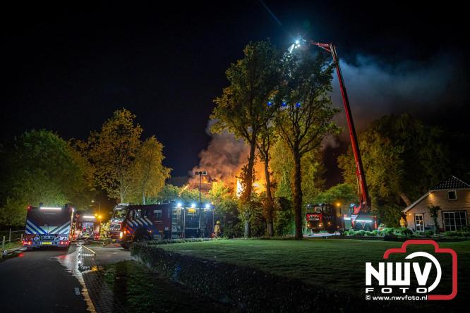 Brand verwoest woning met rietenkap aan de Veenweg in Oldebroek. - &copy; NWVFoto.nl