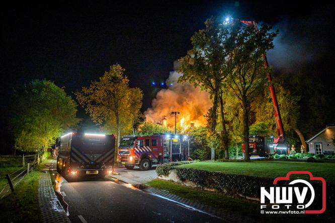 Brand verwoest woning met rietenkap aan de Veenweg in Oldebroek. - &copy; NWVFoto.nl