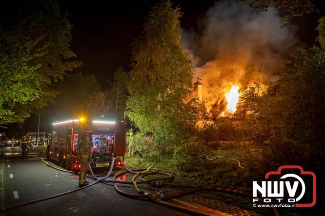 Brand verwoest woning met rietenkap aan de Veenweg in Oldebroek. - &copy; NWVFoto.nl