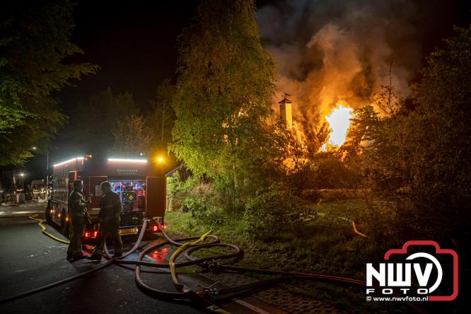Brand verwoest woning met rietenkap aan de Veenweg in Oldebroek. - &copy; NWVFoto.nl