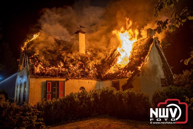 Brand verwoest woning met rietenkap aan de Veenweg in Oldebroek. - &copy; NWVFoto.nl