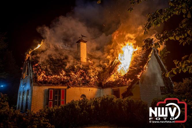 Brand verwoest woning met rietenkap aan de Veenweg in Oldebroek. - &copy; NWVFoto.nl