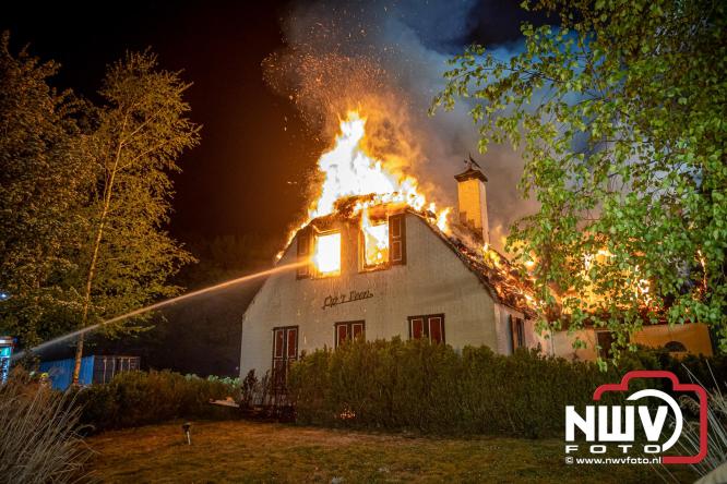 Brand verwoest woning met rietenkap aan de Veenweg in Oldebroek. - &copy; NWVFoto.nl
