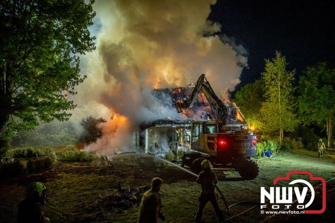 Brand verwoest woning met rietenkap aan de Veenweg in Oldebroek. - &copy; NWVFoto.nl