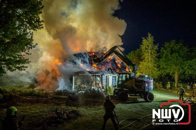 Brand verwoest woning met rietenkap aan de Veenweg in Oldebroek. - &copy; NWVFoto.nl