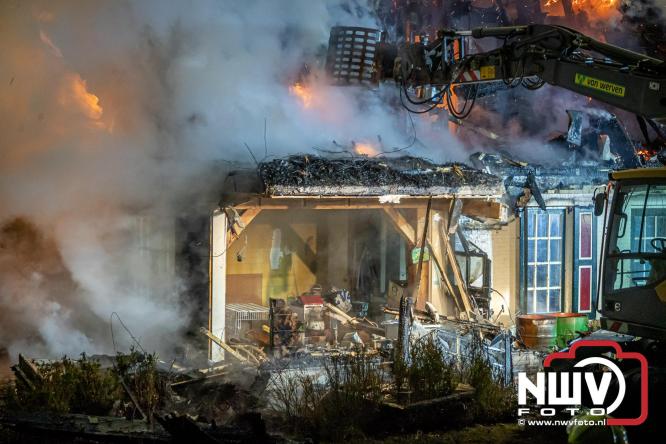 Brand verwoest woning met rietenkap aan de Veenweg in Oldebroek. - &copy; NWVFoto.nl