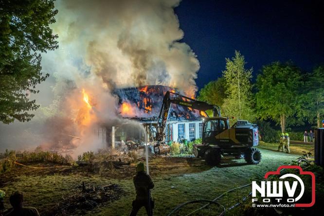 Brand verwoest woning met rietenkap aan de Veenweg in Oldebroek. - &copy; NWVFoto.nl