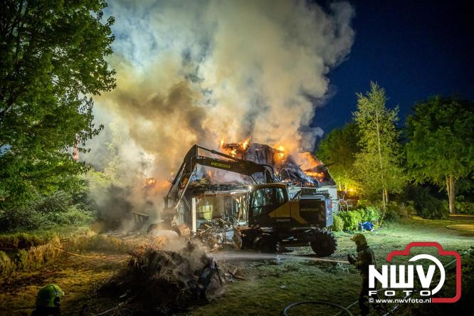 Brand verwoest woning met rietenkap aan de Veenweg in Oldebroek. - &copy; NWVFoto.nl