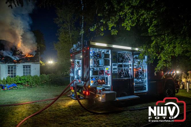Brand verwoest woning met rietenkap aan de Veenweg in Oldebroek. - &copy; NWVFoto.nl