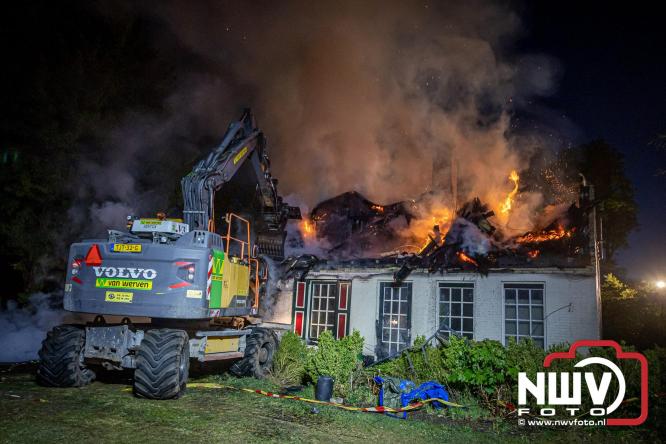 Brand verwoest woning met rietenkap aan de Veenweg in Oldebroek. - &copy; NWVFoto.nl