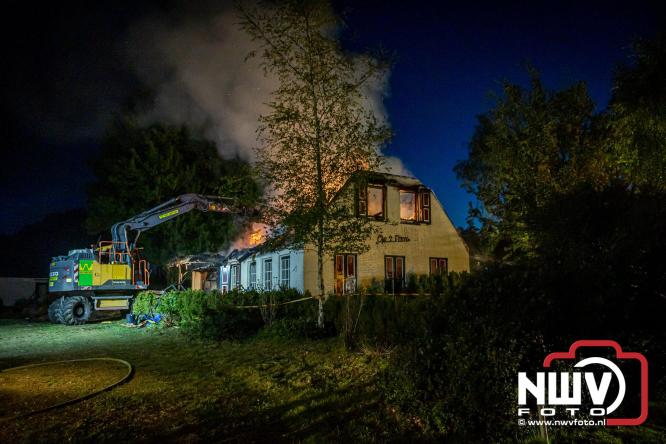 Brand verwoest woning met rietenkap aan de Veenweg in Oldebroek. - &copy; NWVFoto.nl