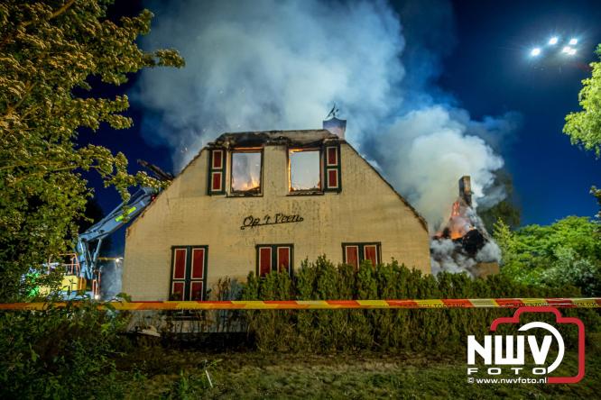 Brand verwoest woning met rietenkap aan de Veenweg in Oldebroek. - &copy; NWVFoto.nl
