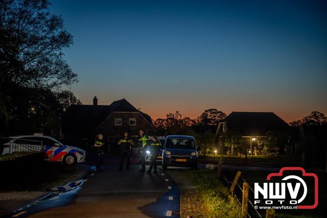 Brand verwoest woning met rietenkap aan de Veenweg in Oldebroek. - &copy; NWVFoto.nl