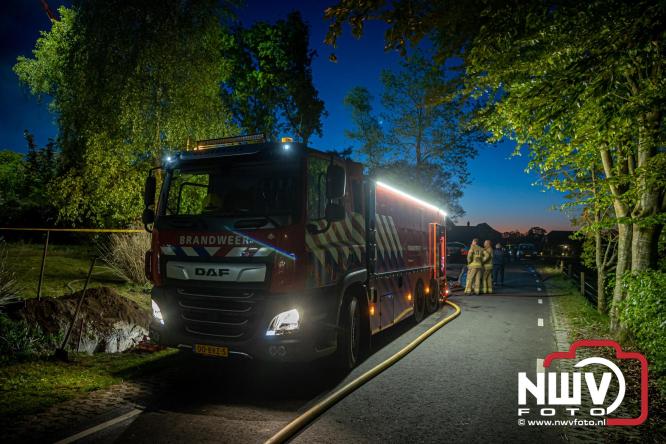 Brand verwoest woning met rietenkap aan de Veenweg in Oldebroek. - &copy; NWVFoto.nl