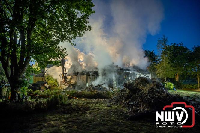 Brand verwoest woning met rietenkap aan de Veenweg in Oldebroek. - &copy; NWVFoto.nl
