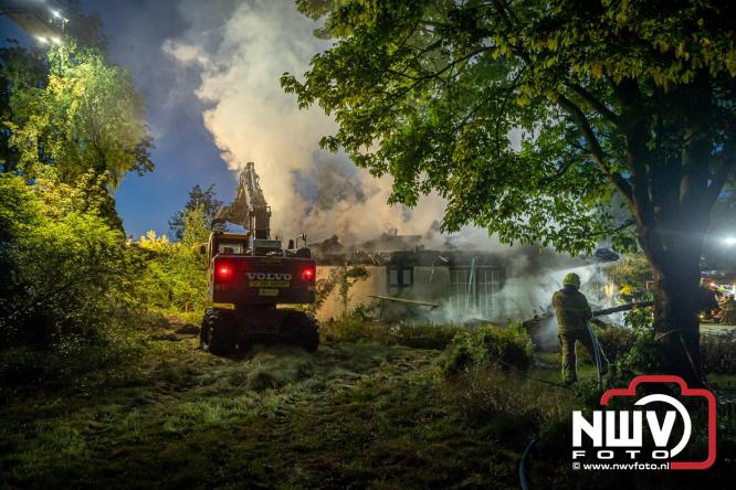 Brand verwoest woning met rietenkap aan de Veenweg in Oldebroek. - &copy; NWVFoto.nl