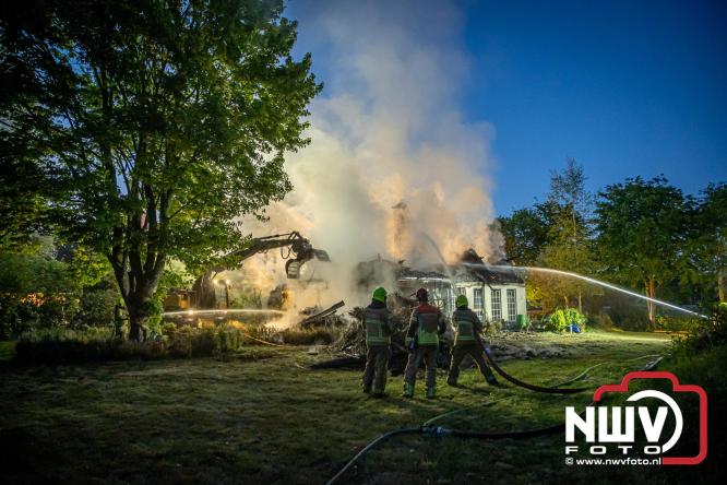 Brand verwoest woning met rietenkap aan de Veenweg in Oldebroek. - &copy; NWVFoto.nl