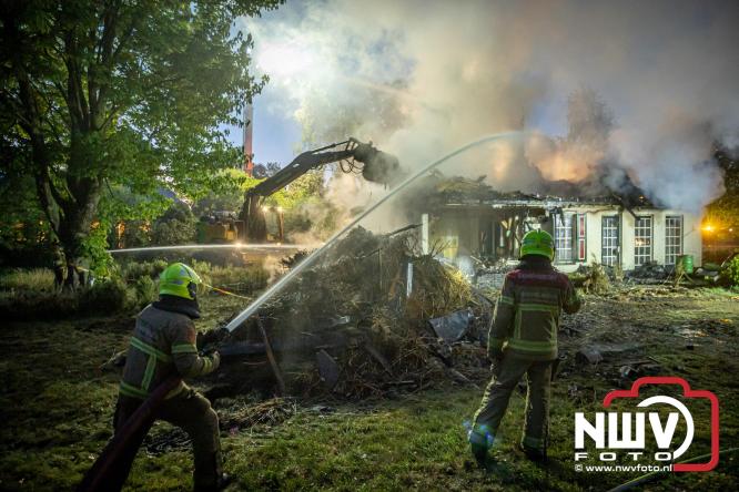 Brand verwoest woning met rietenkap aan de Veenweg in Oldebroek. - &copy; NWVFoto.nl