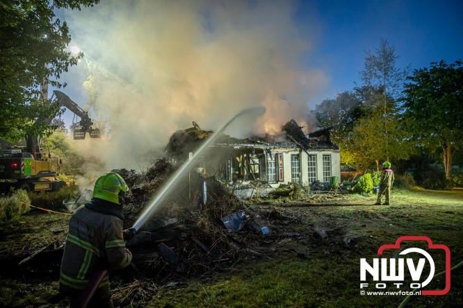 Brand verwoest woning met rietenkap aan de Veenweg in Oldebroek. - &copy; NWVFoto.nl