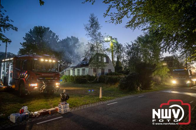Brand verwoest woning met rietenkap aan de Veenweg in Oldebroek. - &copy; NWVFoto.nl
