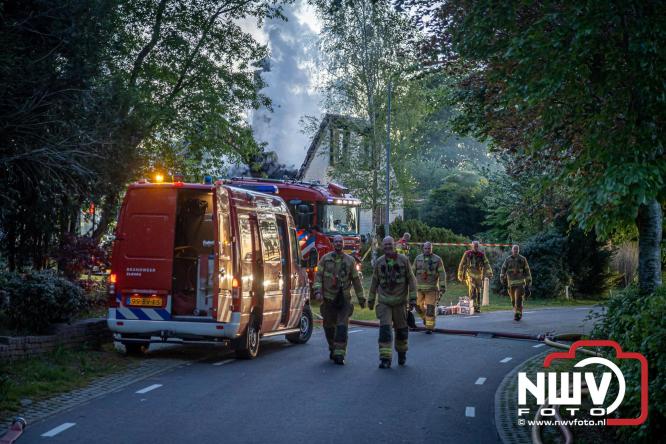 Brand verwoest woning met rietenkap aan de Veenweg in Oldebroek. - &copy; NWVFoto.nl