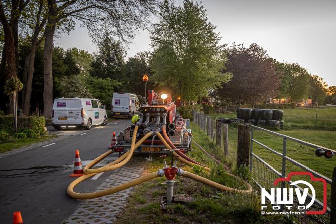 Brand verwoest woning met rietenkap aan de Veenweg in Oldebroek. - &copy; NWVFoto.nl
