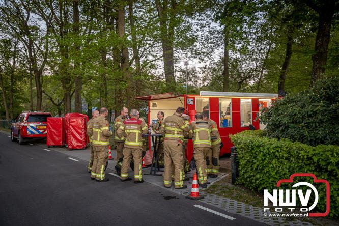 Brand verwoest woning met rietenkap aan de Veenweg in Oldebroek. - &copy; NWVFoto.nl