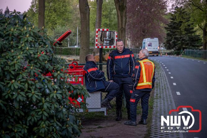 Brand verwoest woning met rietenkap aan de Veenweg in Oldebroek. - &copy; NWVFoto.nl