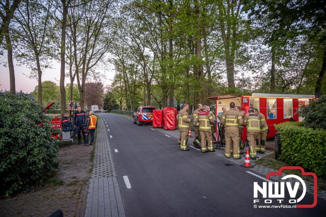 Brand verwoest woning met rietenkap aan de Veenweg in Oldebroek. - &copy; NWVFoto.nl