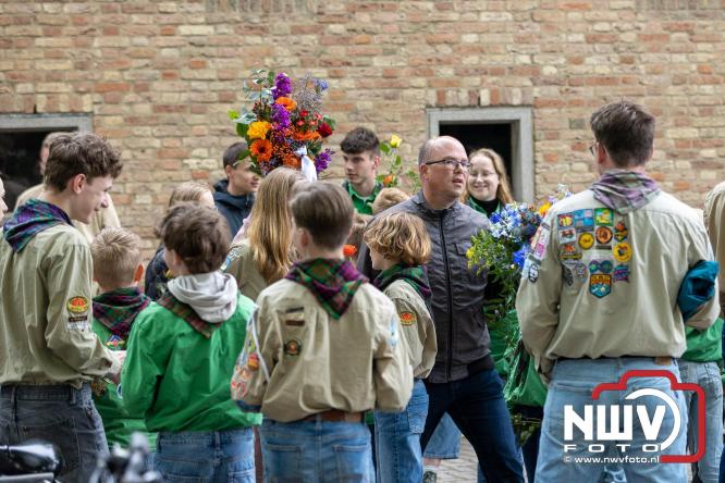 Indrukwekkende kranslegging aan de Eperweg en Centrumplein brengt jong en oud samen tijdens Dodenherdenking. - &copy; NWVFoto.nl