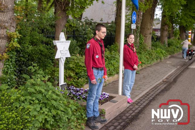 Indrukwekkende kranslegging aan de Eperweg en Centrumplein brengt jong en oud samen tijdens Dodenherdenking. - &copy; NWVFoto.nl