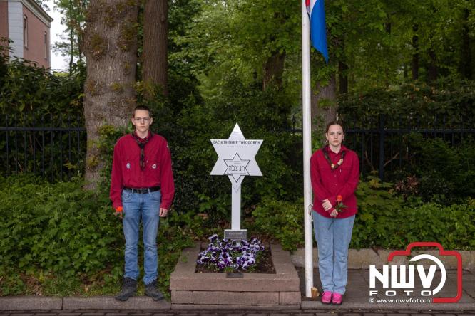Indrukwekkende kranslegging aan de Eperweg en Centrumplein brengt jong en oud samen tijdens Dodenherdenking. - &copy; NWVFoto.nl
