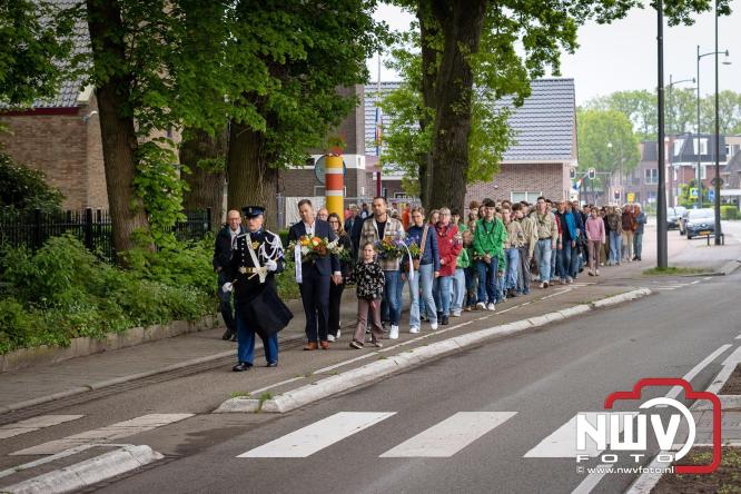 Indrukwekkende kranslegging aan de Eperweg en Centrumplein brengt jong en oud samen tijdens Dodenherdenking. - &copy; NWVFoto.nl