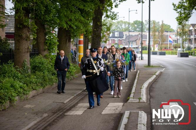 Indrukwekkende kranslegging aan de Eperweg en Centrumplein brengt jong en oud samen tijdens Dodenherdenking. - &copy; NWVFoto.nl