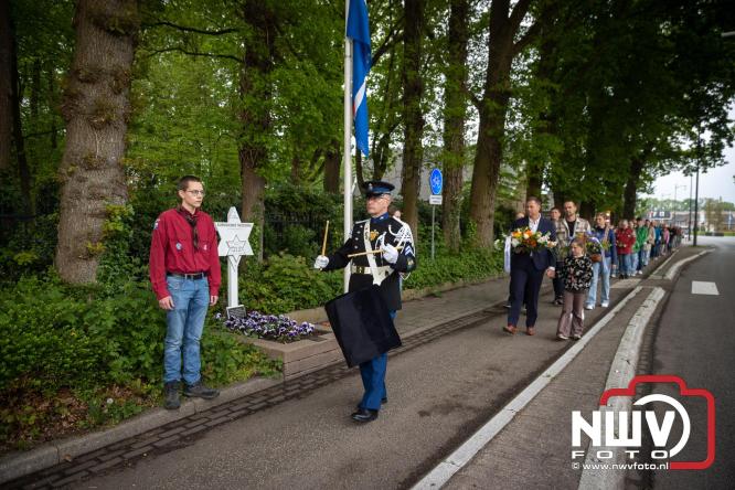 Indrukwekkende kranslegging aan de Eperweg en Centrumplein brengt jong en oud samen tijdens Dodenherdenking. - &copy; NWVFoto.nl