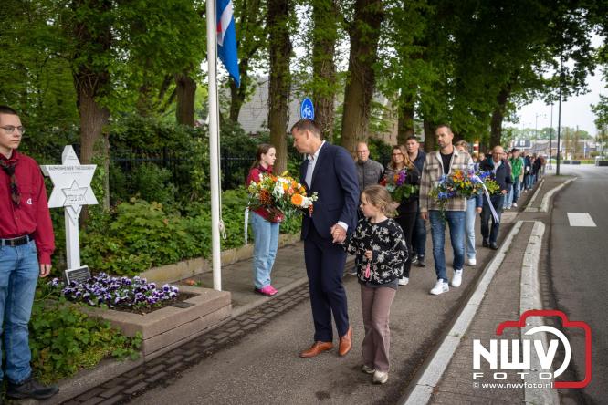 Indrukwekkende kranslegging aan de Eperweg en Centrumplein brengt jong en oud samen tijdens Dodenherdenking. - &copy; NWVFoto.nl