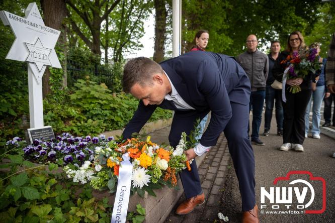 Indrukwekkende kranslegging aan de Eperweg en Centrumplein brengt jong en oud samen tijdens Dodenherdenking. - &copy; NWVFoto.nl