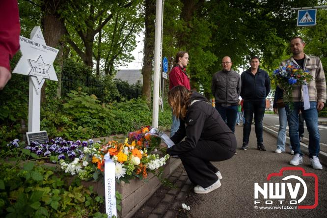 Indrukwekkende kranslegging aan de Eperweg en Centrumplein brengt jong en oud samen tijdens Dodenherdenking. - &copy; NWVFoto.nl