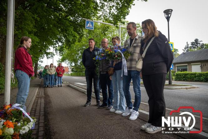 Indrukwekkende kranslegging aan de Eperweg en Centrumplein brengt jong en oud samen tijdens Dodenherdenking. - &copy; NWVFoto.nl