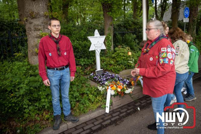 Indrukwekkende kranslegging aan de Eperweg en Centrumplein brengt jong en oud samen tijdens Dodenherdenking. - &copy; NWVFoto.nl