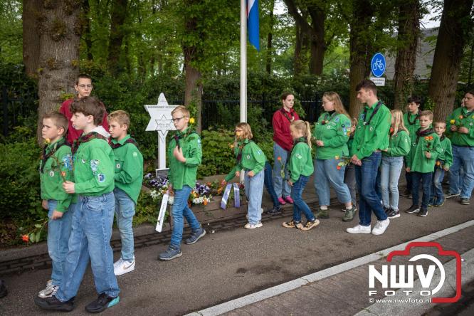 Indrukwekkende kranslegging aan de Eperweg en Centrumplein brengt jong en oud samen tijdens Dodenherdenking. - &copy; NWVFoto.nl