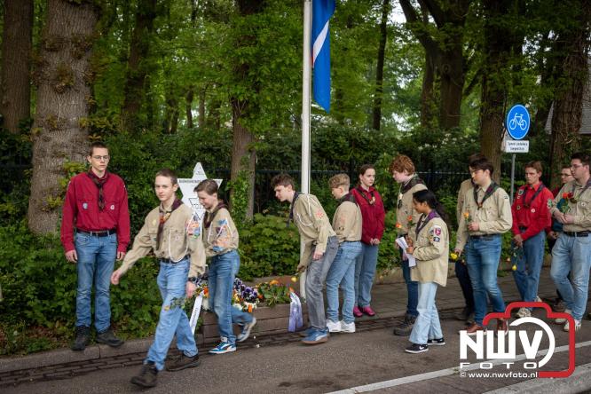 Indrukwekkende kranslegging aan de Eperweg en Centrumplein brengt jong en oud samen tijdens Dodenherdenking. - &copy; NWVFoto.nl