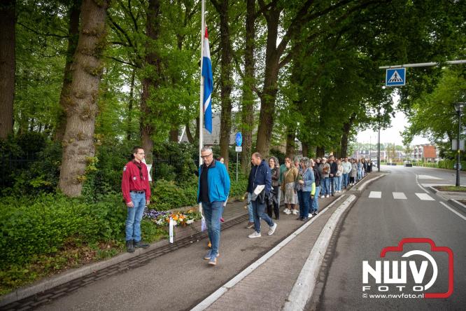 Indrukwekkende kranslegging aan de Eperweg en Centrumplein brengt jong en oud samen tijdens Dodenherdenking. - &copy; NWVFoto.nl
