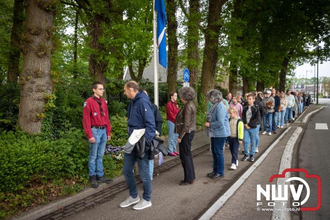 Indrukwekkende kranslegging aan de Eperweg en Centrumplein brengt jong en oud samen tijdens Dodenherdenking. - &copy; NWVFoto.nl