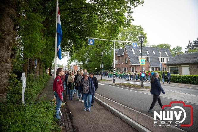 Indrukwekkende kranslegging aan de Eperweg en Centrumplein brengt jong en oud samen tijdens Dodenherdenking. - &copy; NWVFoto.nl