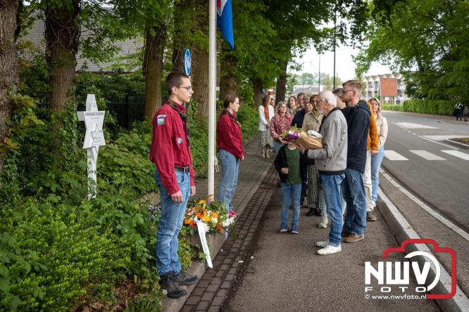 Indrukwekkende kranslegging aan de Eperweg en Centrumplein brengt jong en oud samen tijdens Dodenherdenking. - &copy; NWVFoto.nl