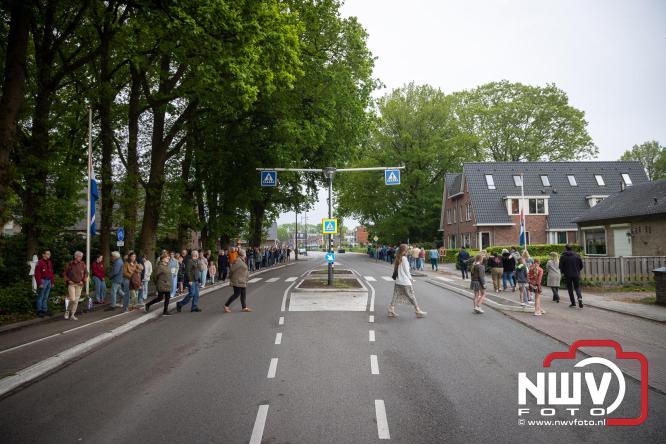Indrukwekkende kranslegging aan de Eperweg en Centrumplein brengt jong en oud samen tijdens Dodenherdenking. - &copy; NWVFoto.nl