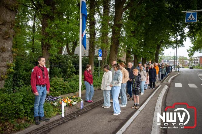 Indrukwekkende kranslegging aan de Eperweg en Centrumplein brengt jong en oud samen tijdens Dodenherdenking. - &copy; NWVFoto.nl