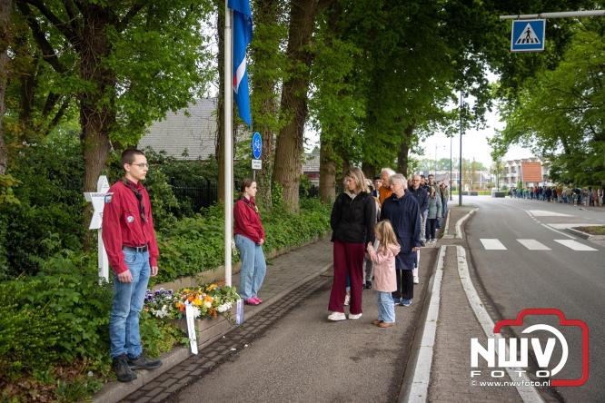 Indrukwekkende kranslegging aan de Eperweg en Centrumplein brengt jong en oud samen tijdens Dodenherdenking. - &copy; NWVFoto.nl