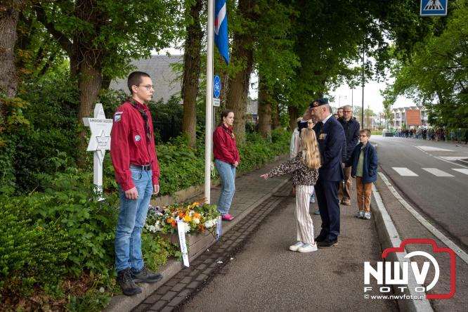 Indrukwekkende kranslegging aan de Eperweg en Centrumplein brengt jong en oud samen tijdens Dodenherdenking. - &copy; NWVFoto.nl